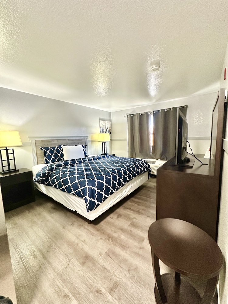 Emerald Motel - photo 9