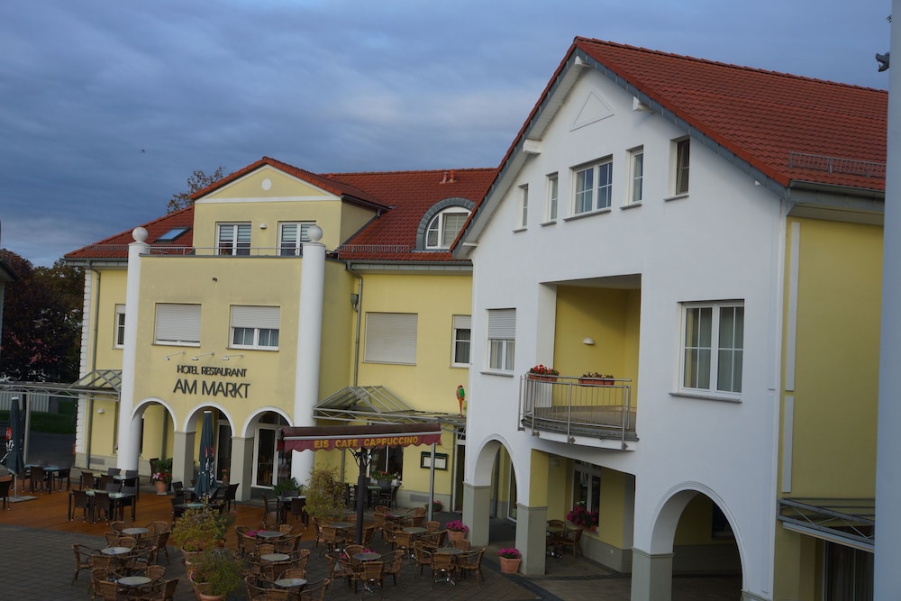 Warias Hotel & Restaurant — hotel in Braunsbedra