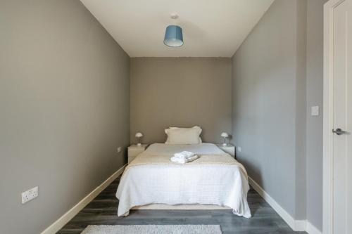 Modern double room with shared bathroom - last minute hotel in London