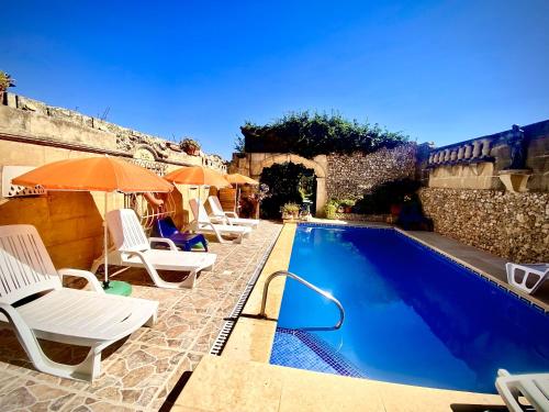 Farmhouse Retro with pool — 4-Star Luxury Hotel in Xewkija, Malta