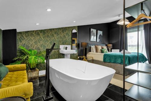 Free Parking Luxury Safari House — 4-Star Luxury Hotel in Manchester, United Kingdom