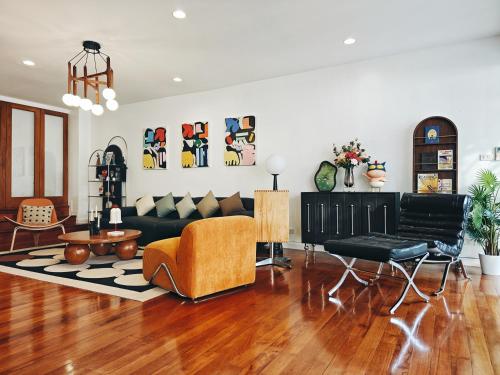 4BR Modern Art Villa with Free Wi Fi Netflix Vinyl