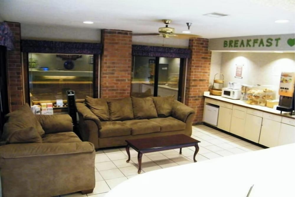 Capital O Amerihost Inn and Suites Mexico Hwy 54 MO - photo 4
