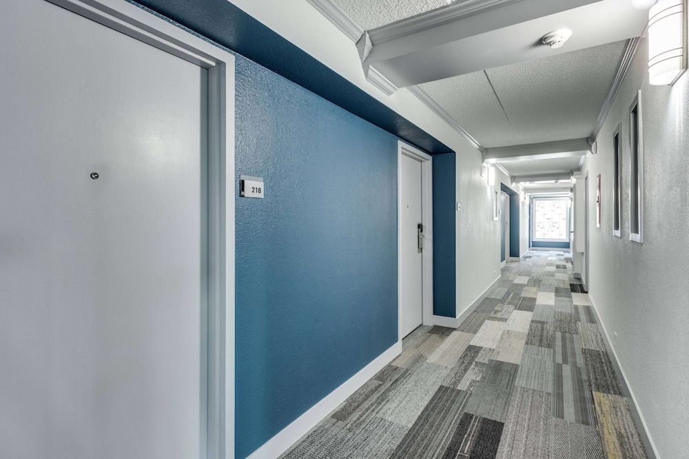 Days Inn & Suites by Wyndham Spokane - photo 3