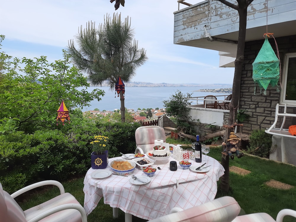 Manzaraada Tepe in Adalar, Turkey