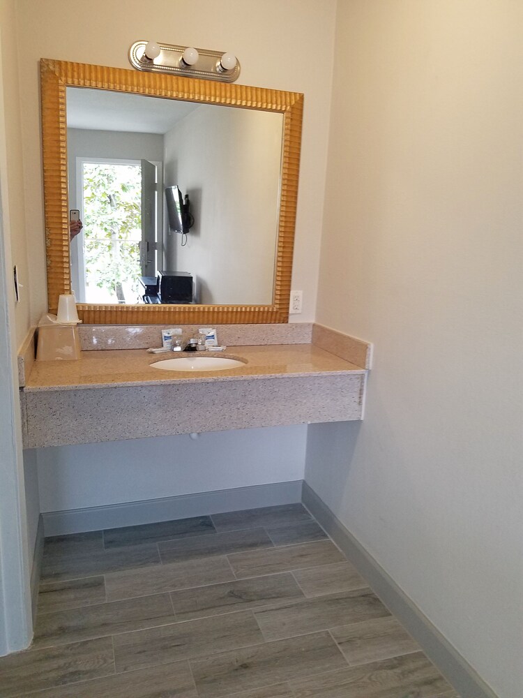 Harmony Inn and Suites - photo 22