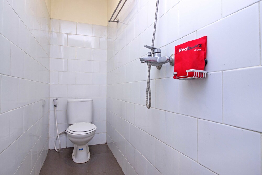 RedDoorz near Maranatha University 3