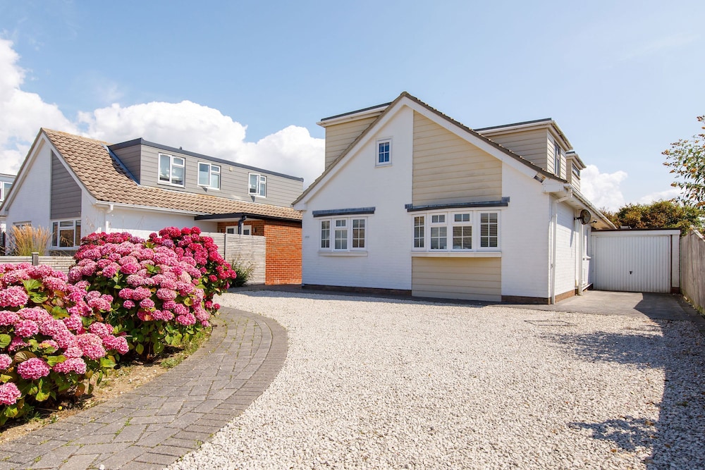 Family Seaside Retreat 5 minutes to Beach — 4-Star Luxury Hotel in Chichester, United Kingdom