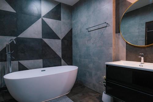 Prime Sukhumvit Modern Home Phrom Phong Bts Em District Up To 14 Guests