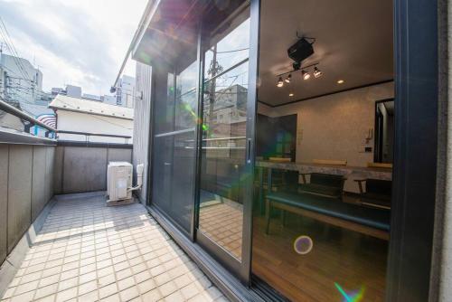 La3 Hotel Annex 新宿三階建て一軒家 — eco-hotel in Tokyo