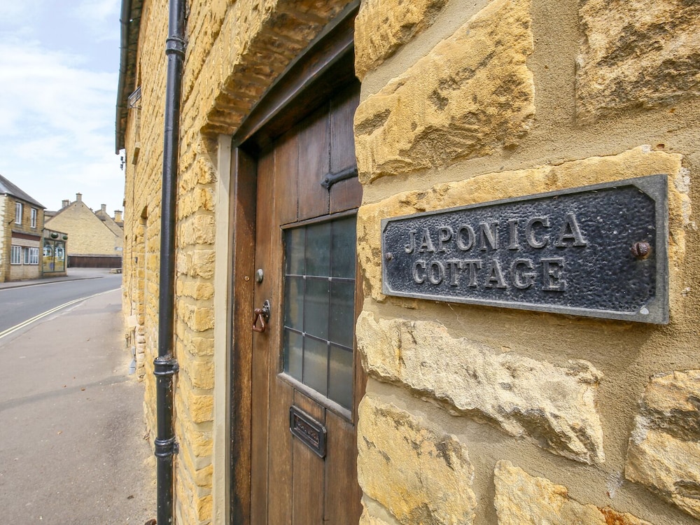 Japonica Cottage — 5-Star Luxury Hotel in Bourton On The Water, United Kingdom