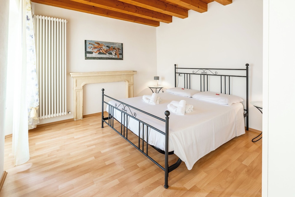 Agriturismo al Tralcio — 4-Star Luxury Hotel in Valeggio Sul Mincio, Italy