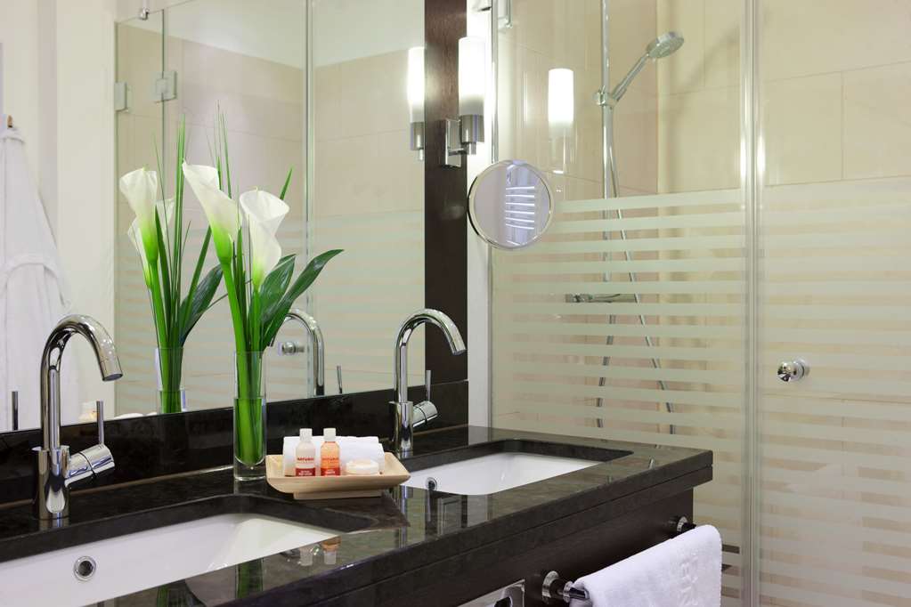 Steigenberger Graf Zeppelin, Stuttgart, Germany - Deluxe room bathroom