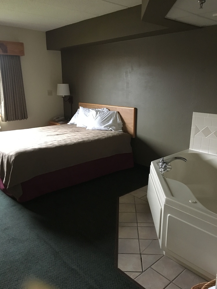 Moose Lake Lodge & Suites - photo 7