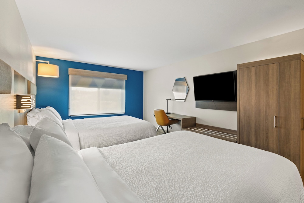 Holiday Inn Express and Suites Fairmont by IHG - photo 28
