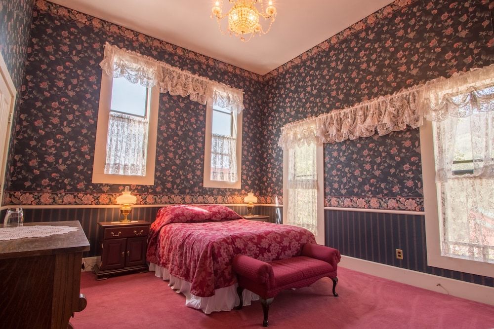 Mine Shaft Inn Hotel & Hostel - photo 10