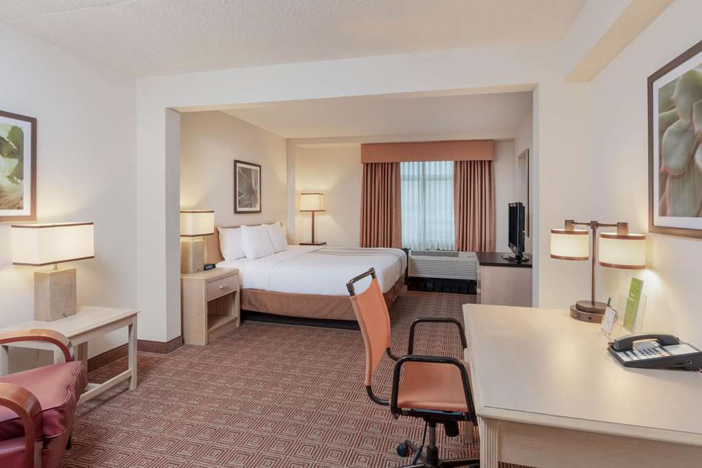 La Quinta Inn & Suites by Wyndham Garden City - photo 29