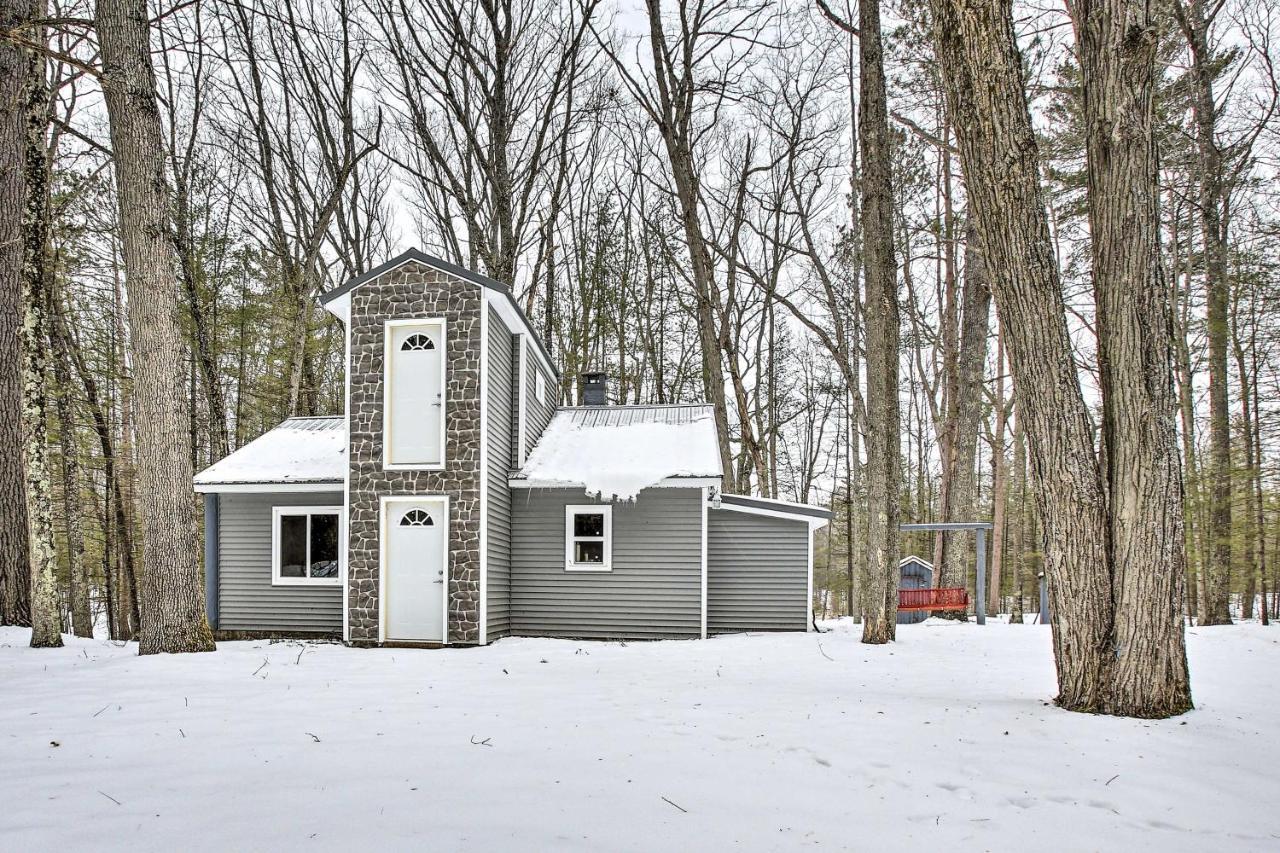 Remote Michigan Retreat on 10 Acres with Grill — hotel in Wellston