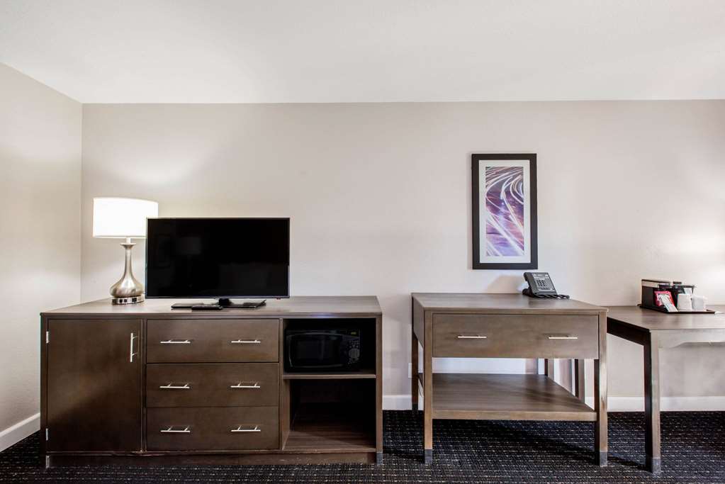 La Quinta Inn & Suites by Wyndham Pomona - photo 17
