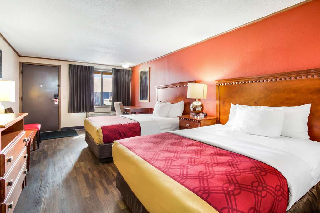 Econo Lodge Norwalk - photo 15