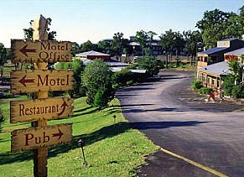Outback Roadhouse Motel and Suites - photo 22