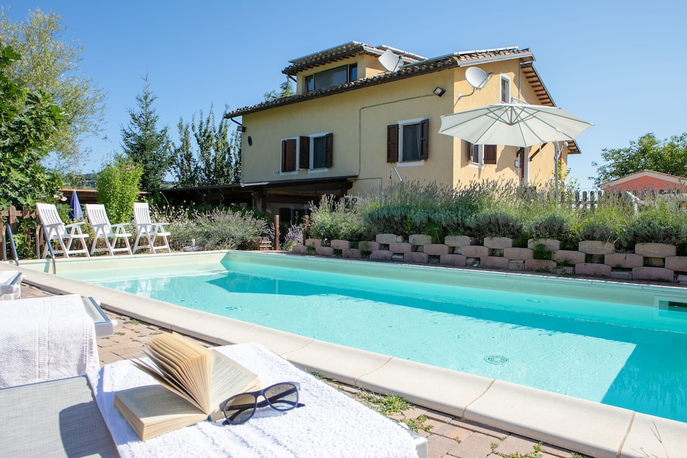 Villa Sabrina Country House — 4-Star Luxury Hotel in San Ginesio, Italy