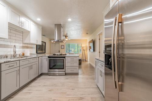 Park & Pool Across the Street and 9 Mins to Beach in St. Petersburg, United States