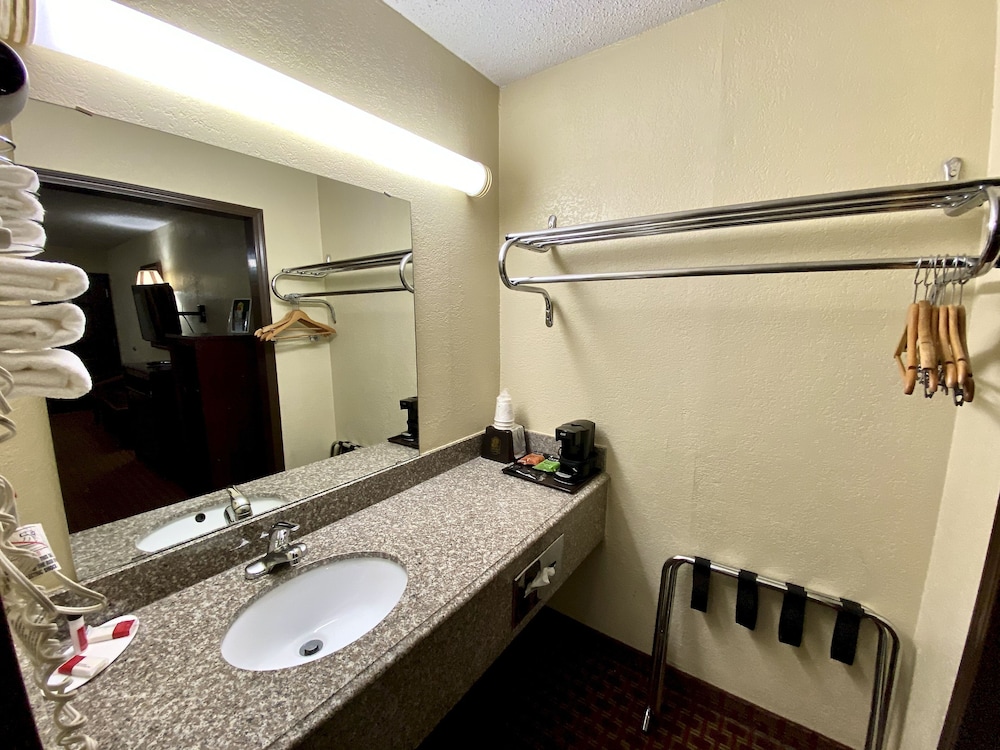 Super 8 by Wyndham Shawnee - photo 26