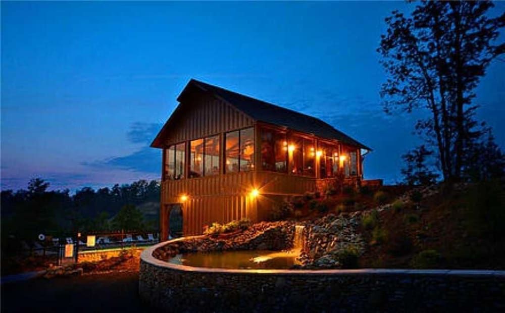 The Grand Legacy 25 — 4-Star Luxury Hotel in Sevierville, United States