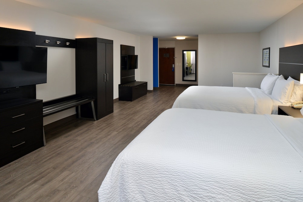 Holiday Inn Express & Suites Carthage by IHG - photo 35