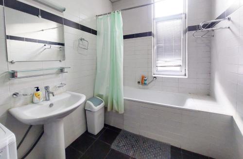 City Center 2BDR Apartment near Rustaveli Av