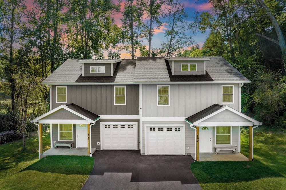 Sleeps 20 Entire Duplex Patio Fire Pit 6 Minutes to Downtown Asheville in Asheville, United States