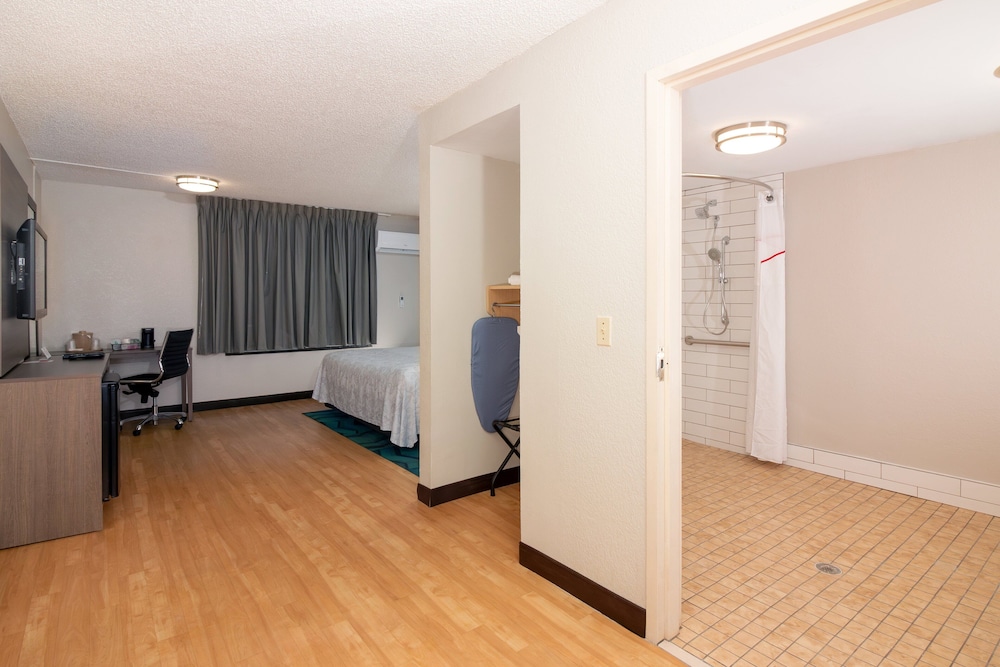 Red Roof Inn PLUS Miami Airport - photo 12
