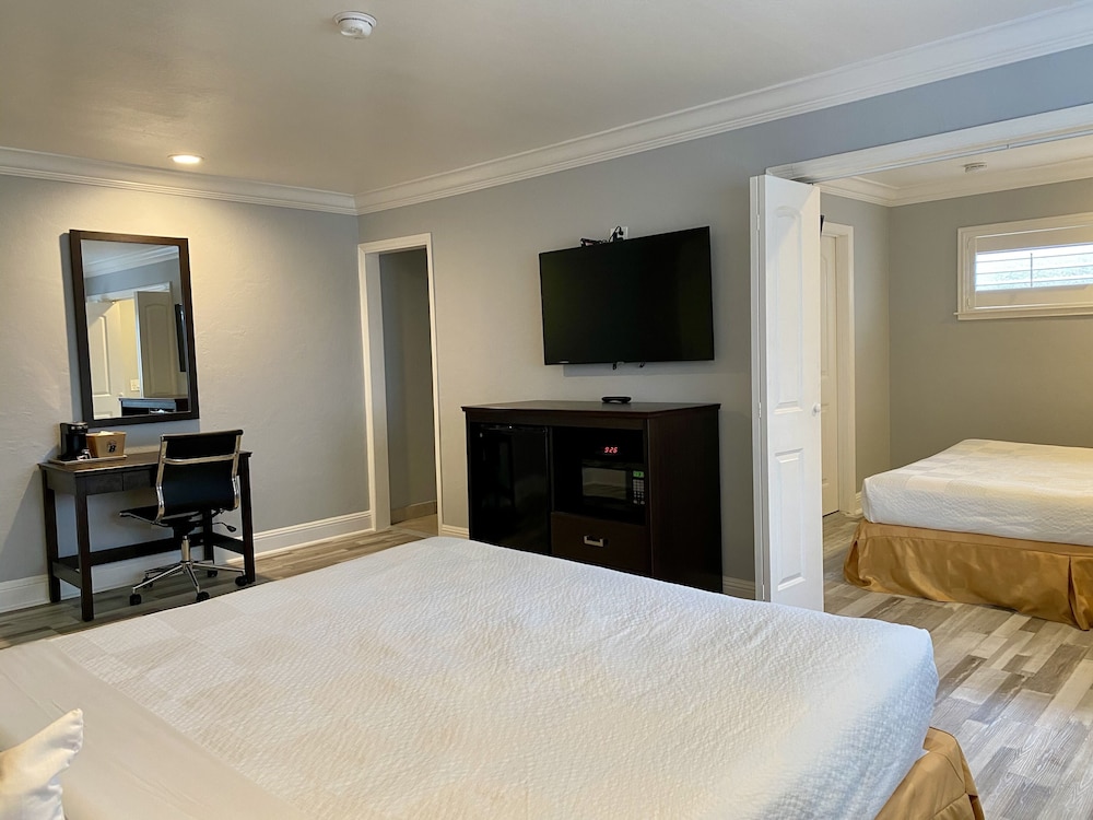Aura Inn Monterey - photo 11