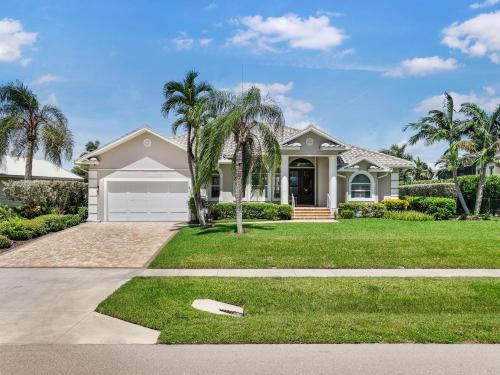 Waterfront pool home just steps to Tigertail Beach — 4-Star Luxury Hotel in Marco Island, United States