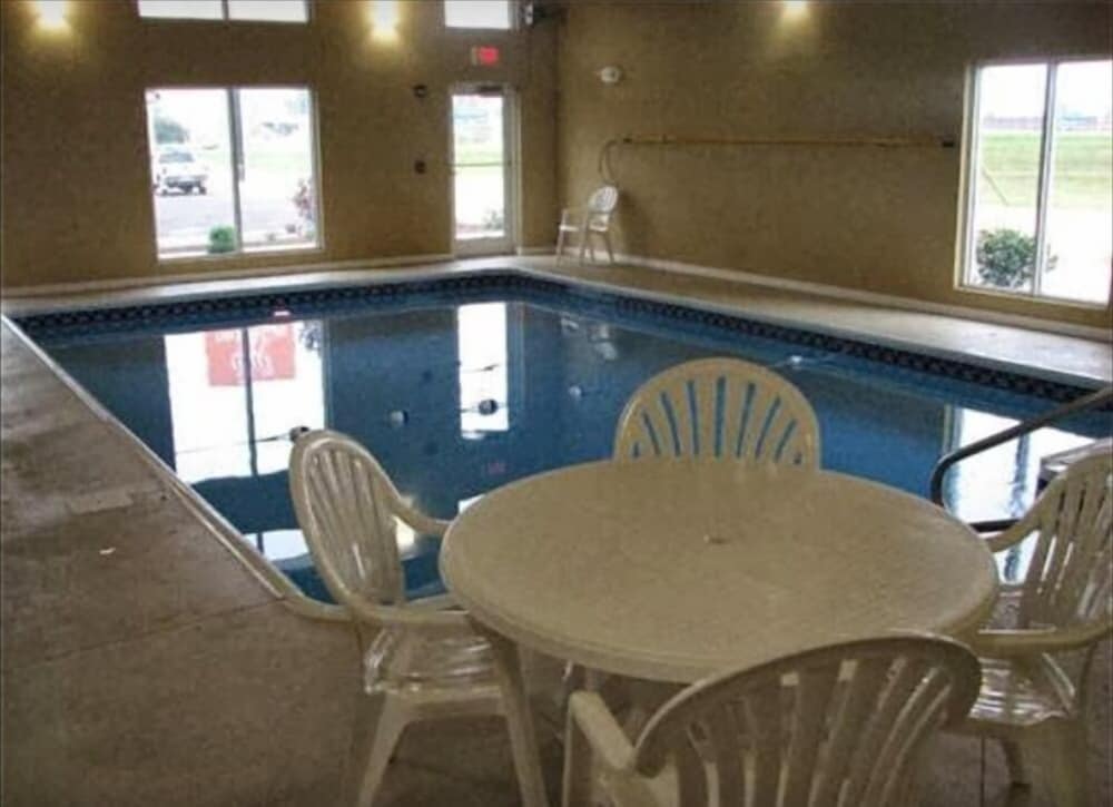 Randolph Inn and Suites - photo 29