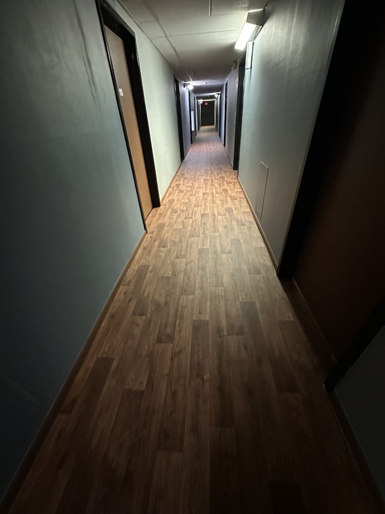J E Hotel & Suites - photo 21