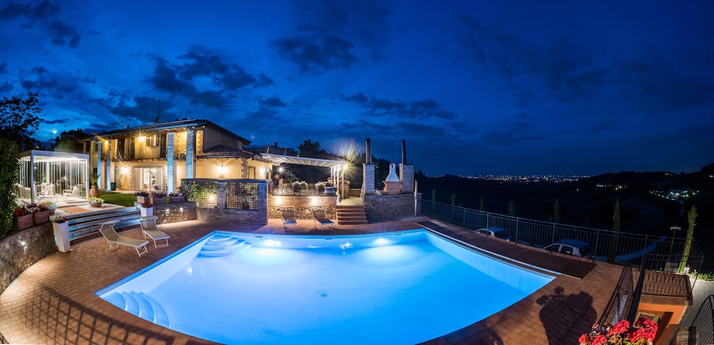 Agriturismo Acetaia Sereni — 4-Star Luxury Hotel in Marano Sul Panaro, Italy