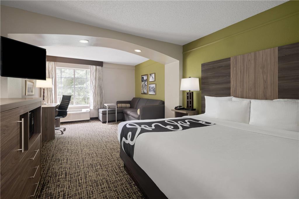 La Quinta Inn & Suites by Wyndham Atlanta Stockbridge - photo 32