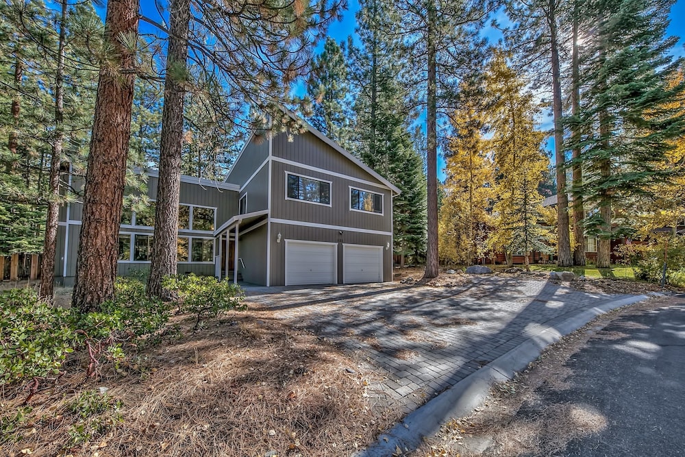 121M The Meadow Drive — 4-Star Luxury Hotel in South Lake Tahoe, United States