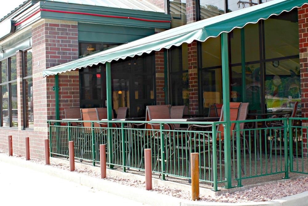 Express Suites Riverport Inn & Suites - photo 57