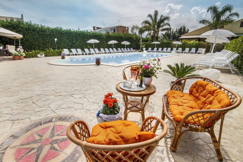 Paradise Beach - carbon neutral hotel in Campofelice Di Roccella
