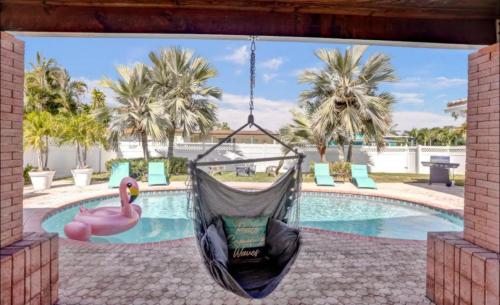 Modern 4 Bedroom Kosher Heated Pool Game Room — 4-Star Luxury Hotel in Hollywood, United States
