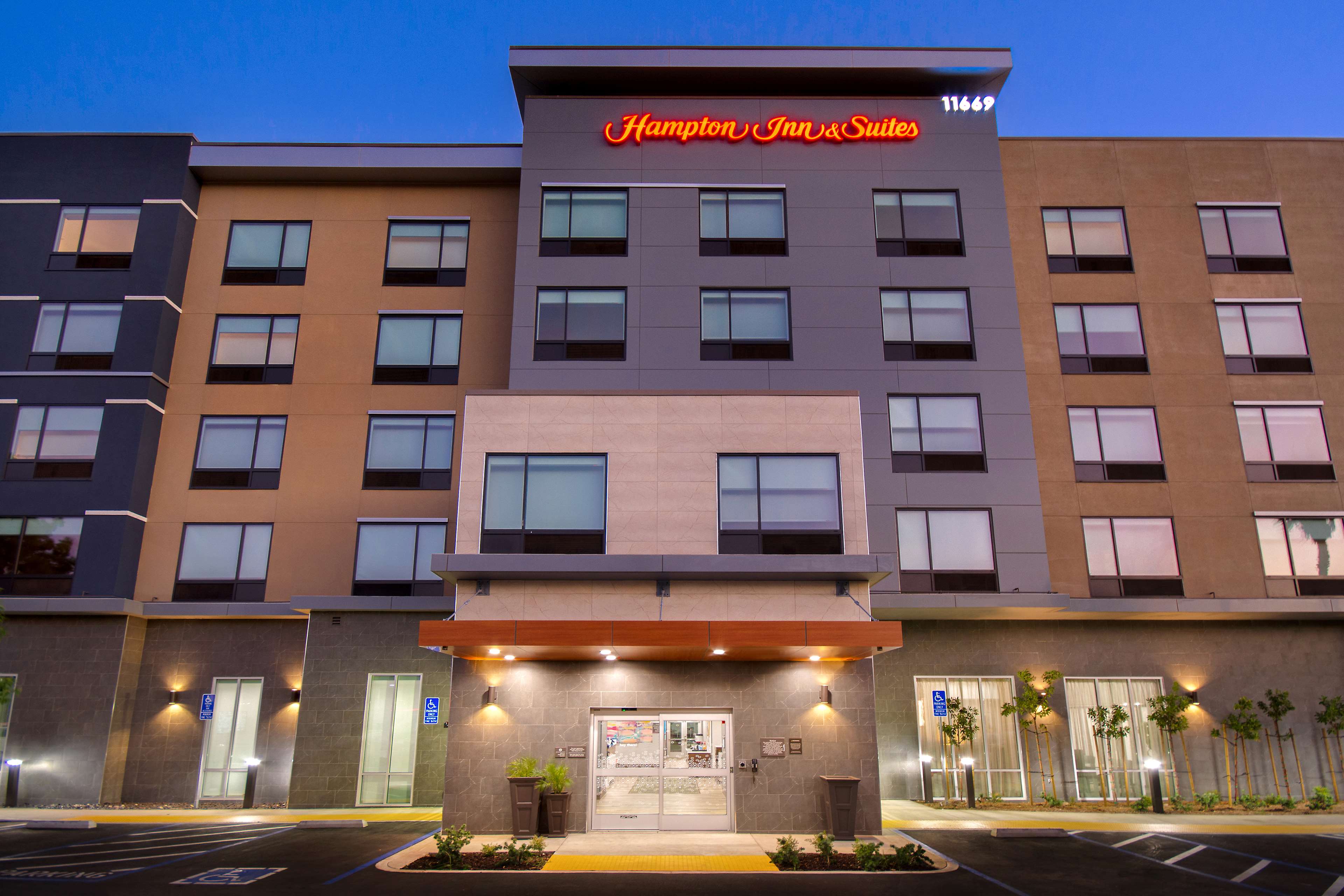 Hampton Inn & Suites Ontario Rancho Cucamonga - photo 2