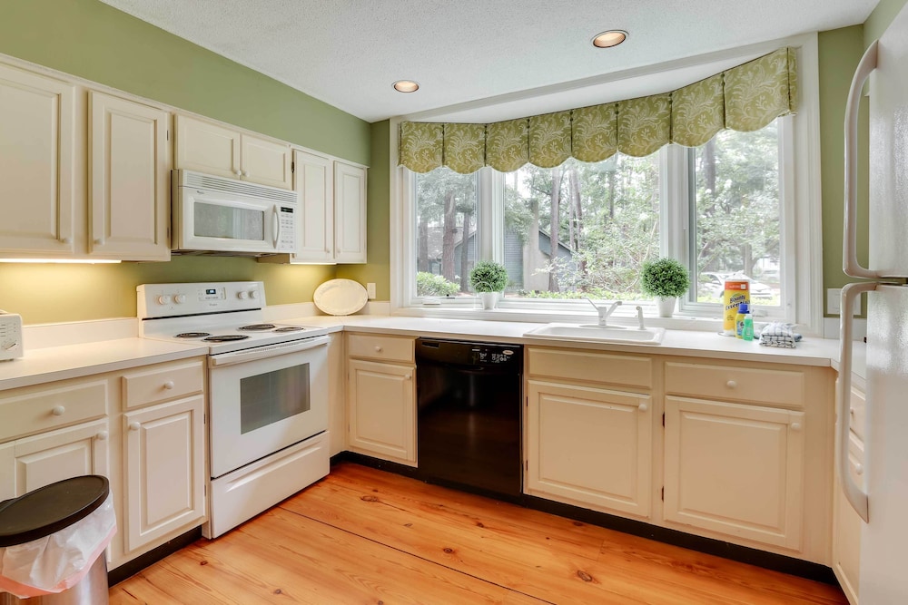 Hilton Head Resort Condo w Pool Access - photo 9
