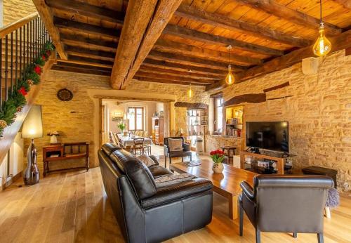 Tres Belle Demeure Roche de Solutre 15 Personnes - last minute hotel in Unknown City