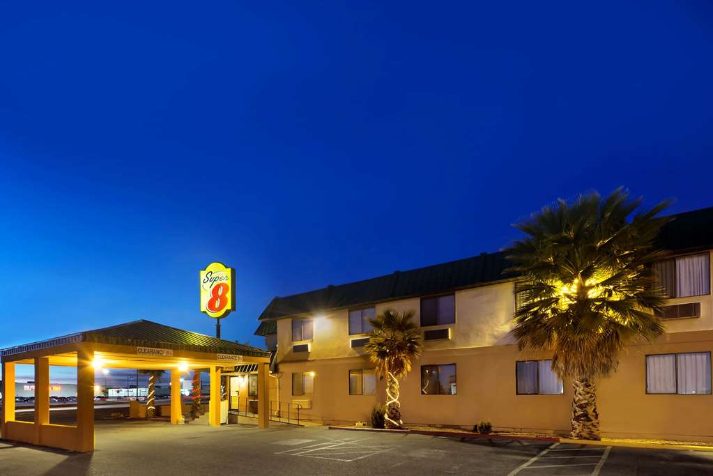 Super 8 by Wyndham Alamogordo White Sands in Alamogordo, United States