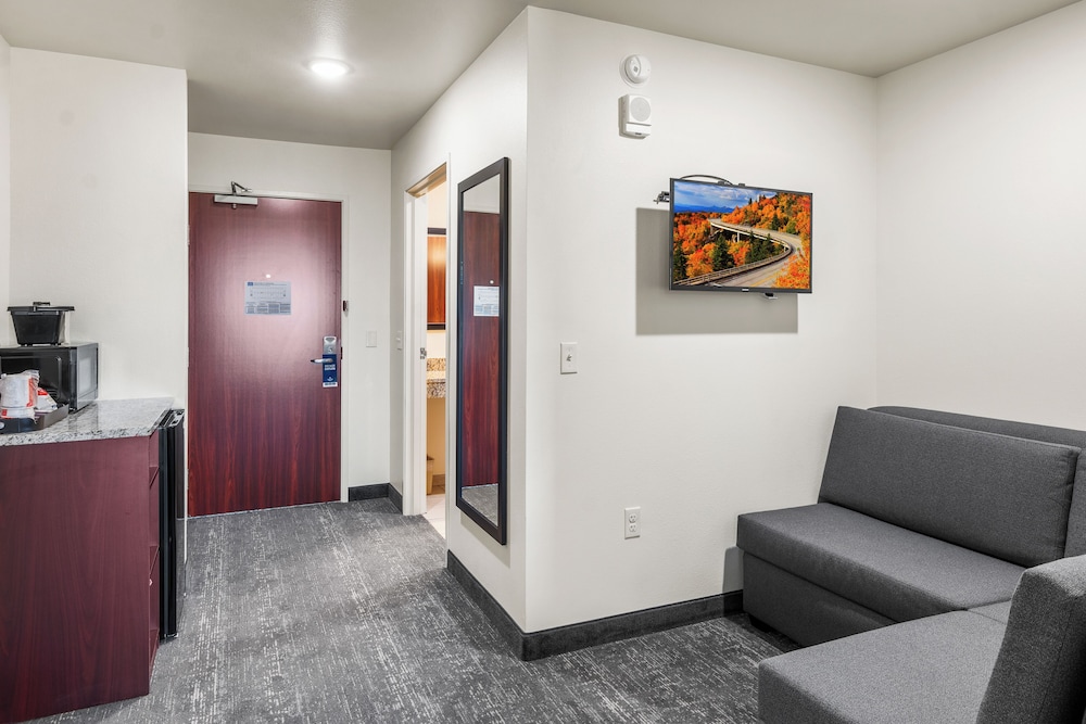 Cobblestone Hotel & Suites Denmark Green Bay - photo 32