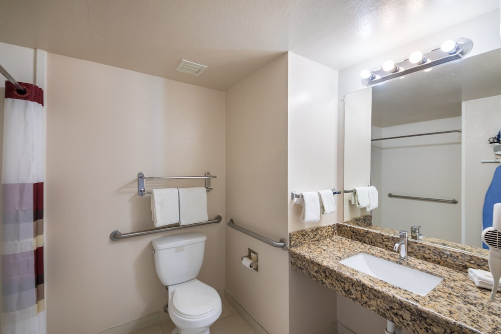 Red Roof Inn & Suites Austin East Manor - photo 18