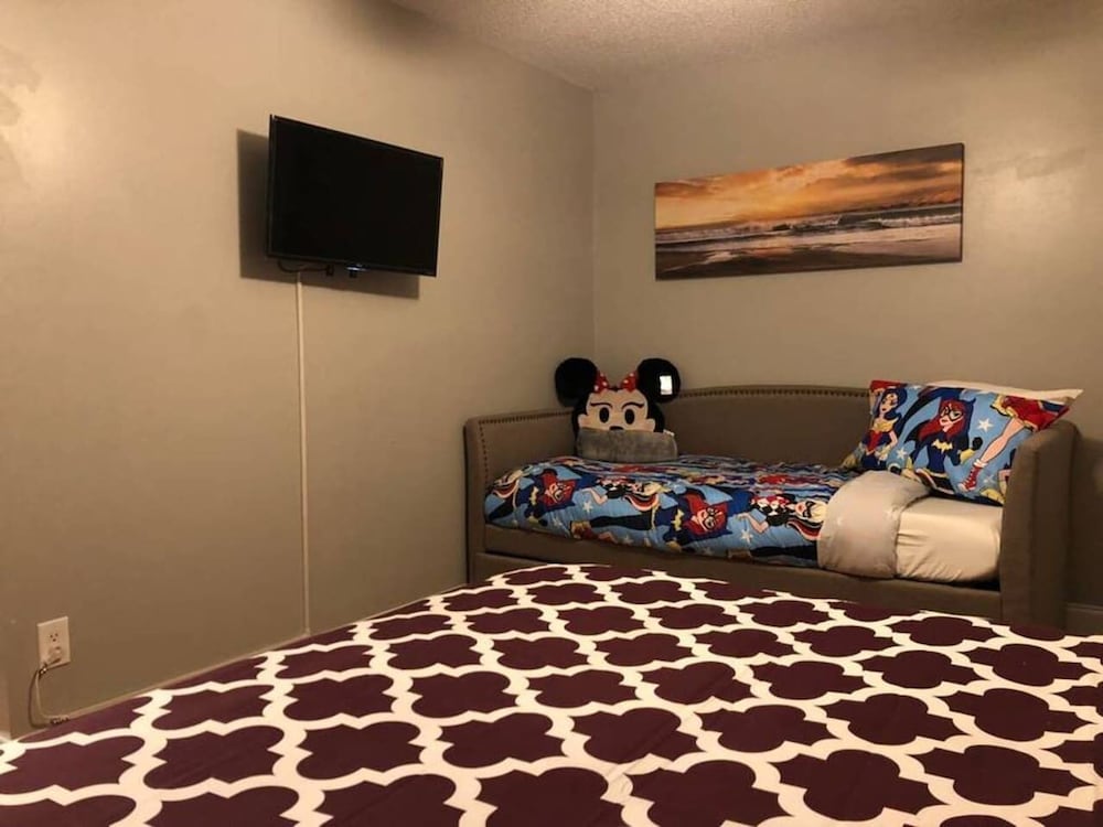 6149 Sandcrest Next TO Universal. 8 Beds. Pool. Very Clean - photo 7